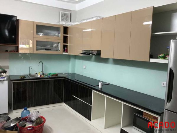 Tủ bếp nhựa Picomat cánh Acrylic màu cafe kết hợp đen sang trọng, hiện đại