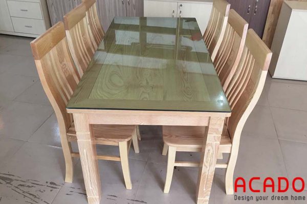 Bàn ăn gỗ tự nhiên ấm cúng và sang trọng