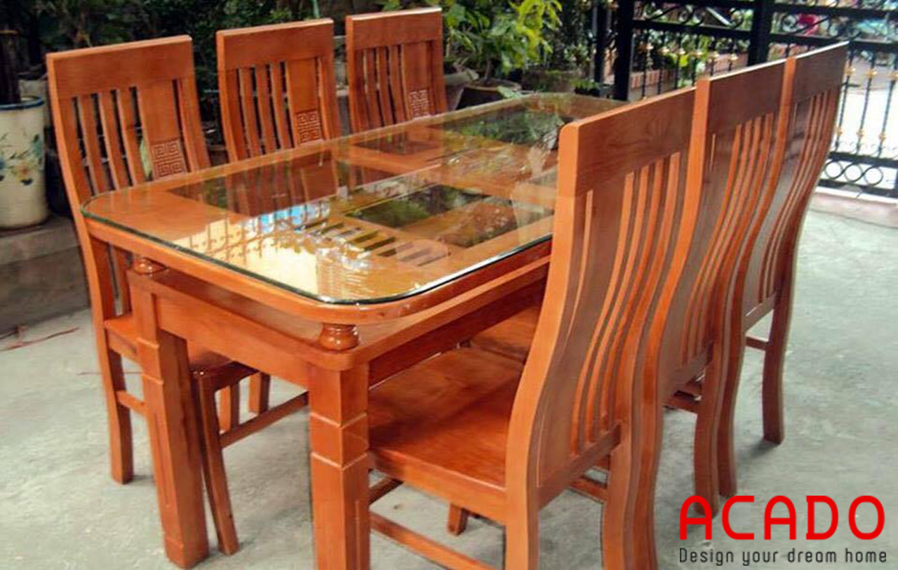 Bộ bàn ăn được làm từ gỗ xoan đào sang trọng, ấm cúng