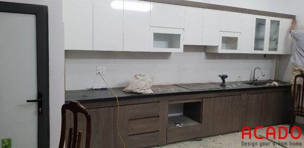 Tủ bếp gỗ công nghiệp Melamine hiện đại ACADO thi công cho khách hàng