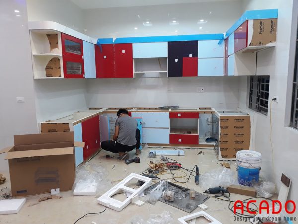 Những khâu hoàn thiện cuối cùng của bộ tủ bếp nhựa Picomat cánh Acrylic