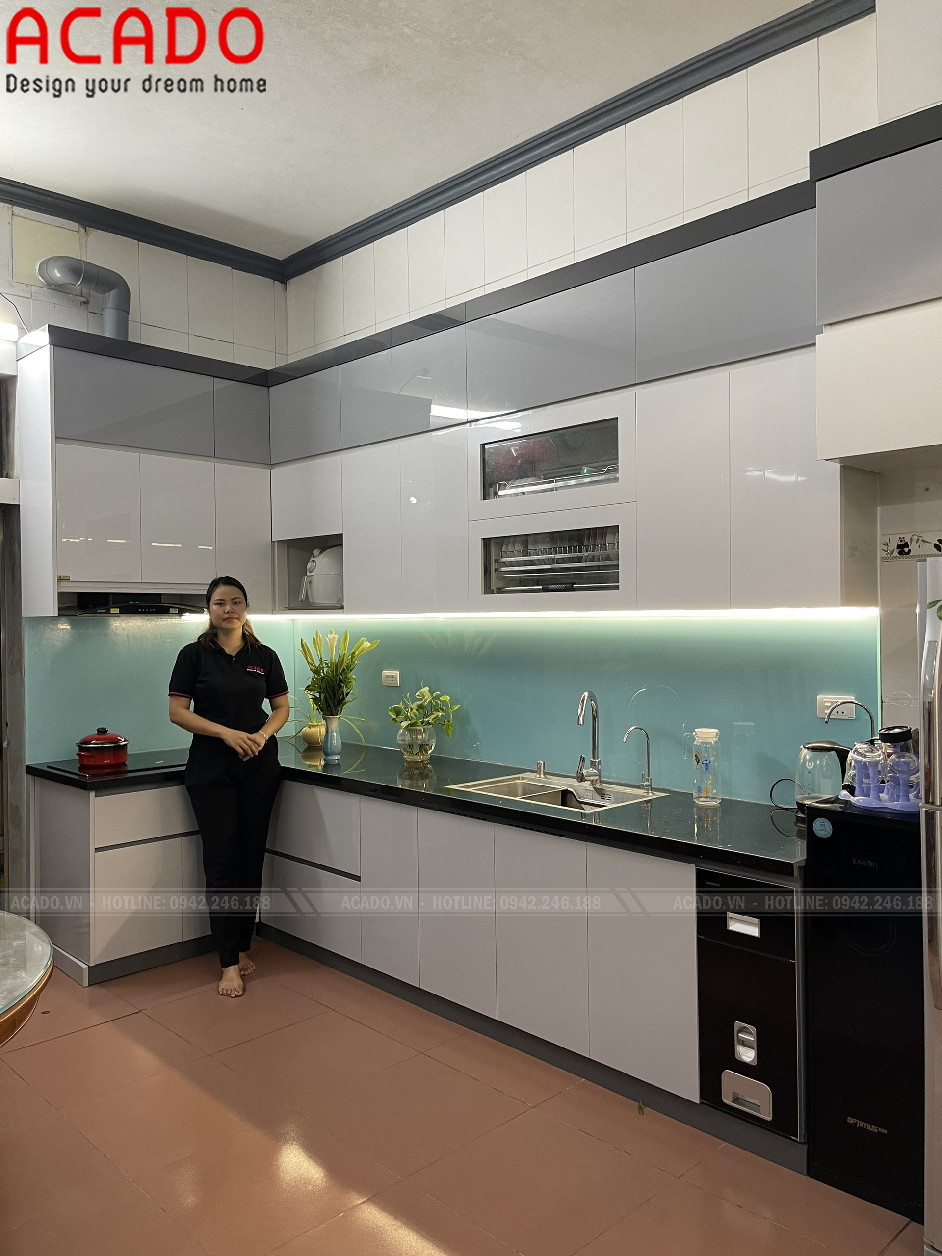Tủ bếp thùng inox cánh Acrylic kính bếp màu xanh trắng - công trình ACADO thi công tại gia đình chú Khu - Thái Hà