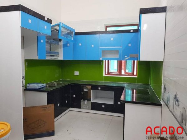 Tủ bếp thùng Picomat cánh Acrylic dáng chữ U kính màu xanh cho căn bếp rộng dãi