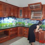 Tủ bếp gỗ xoan đào kết hợp kính ốp bếp 3D sang trọng