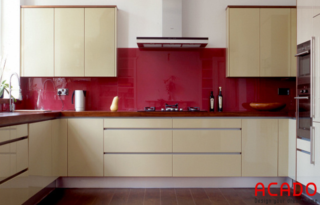 Mẫu tủ bếp kính màu đỏ rất được ưa chuộng tại ACADO