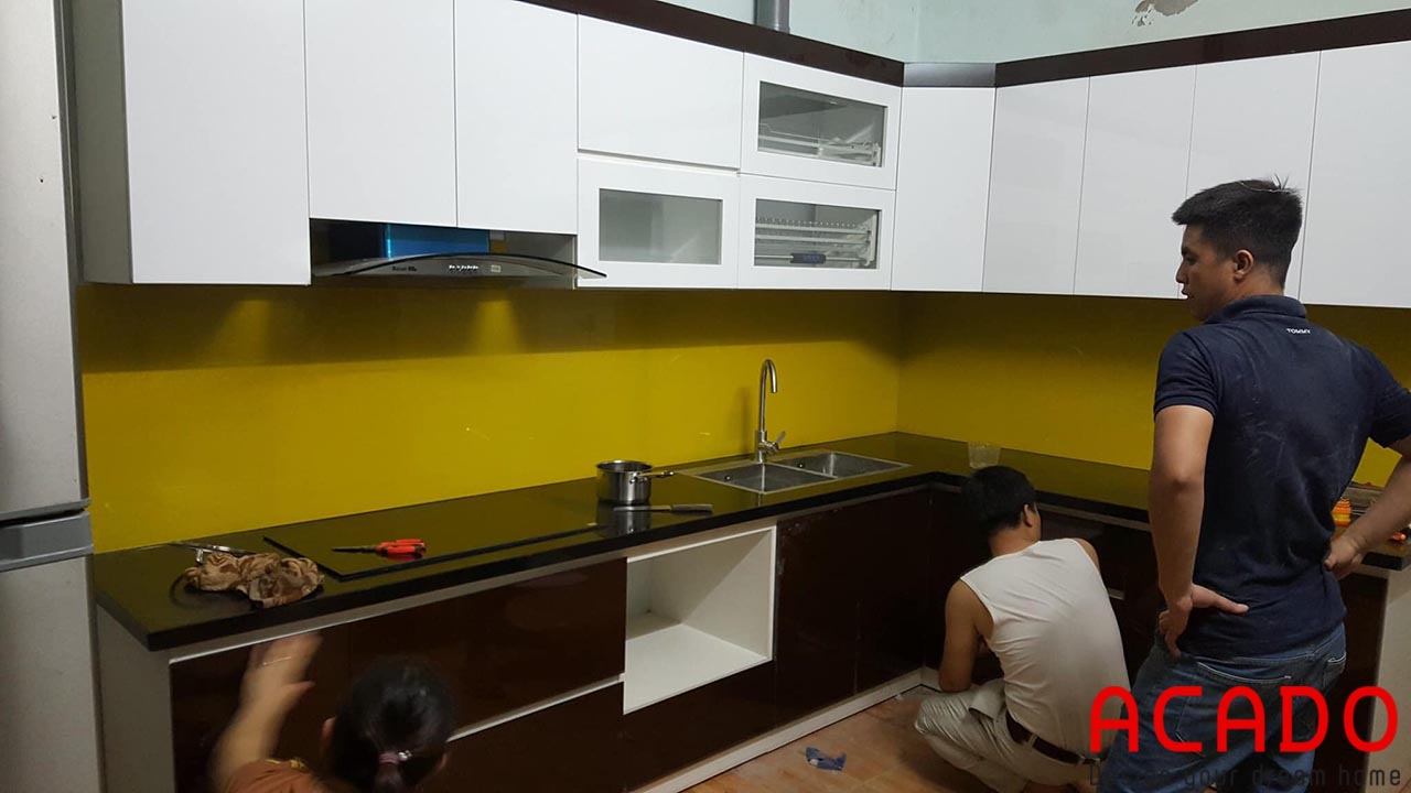 Tủ bếp thùng Picomat cánh Acrylic sang trọng kính bếp màu vàng nổi bật