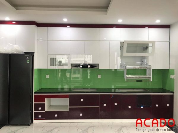 Tủ bếp thùng Picomat cánh Acrylic với thiết kế hiện đại sát trần