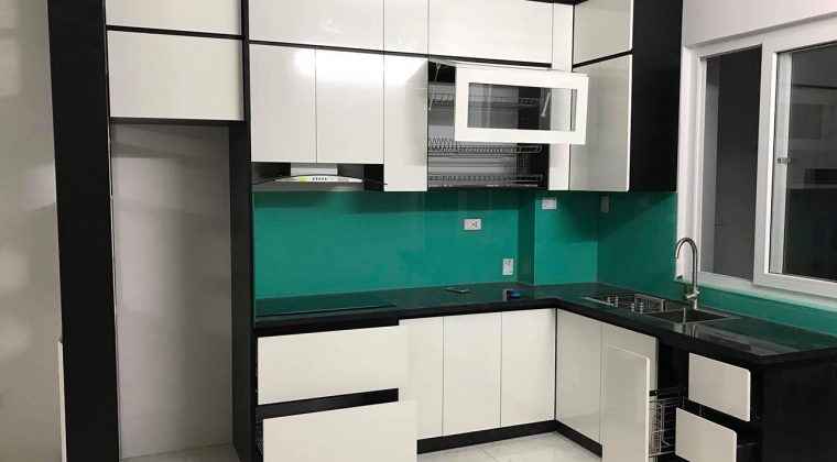 Tủ bếp Melamine màu trắng kiểu dáng hiện đại tại ACADO