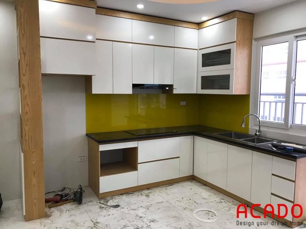 Tủ bếp hiện đại giá rẻ sử dụng chất liệu gỗ công nghiệp Melamine thiết kế sát trần