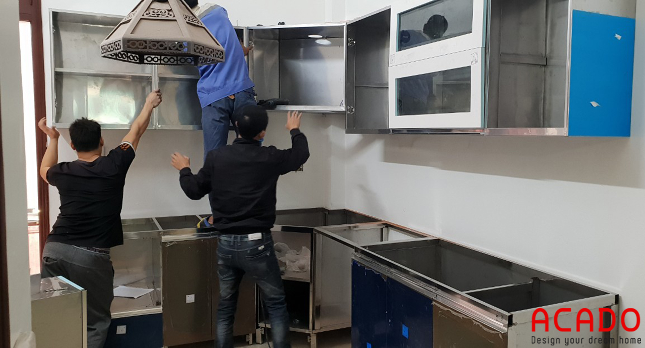Thợ thi công ACADO đang tiến hành lắp đặt tủ bếp cho chị Hằng tại Quan Nhân