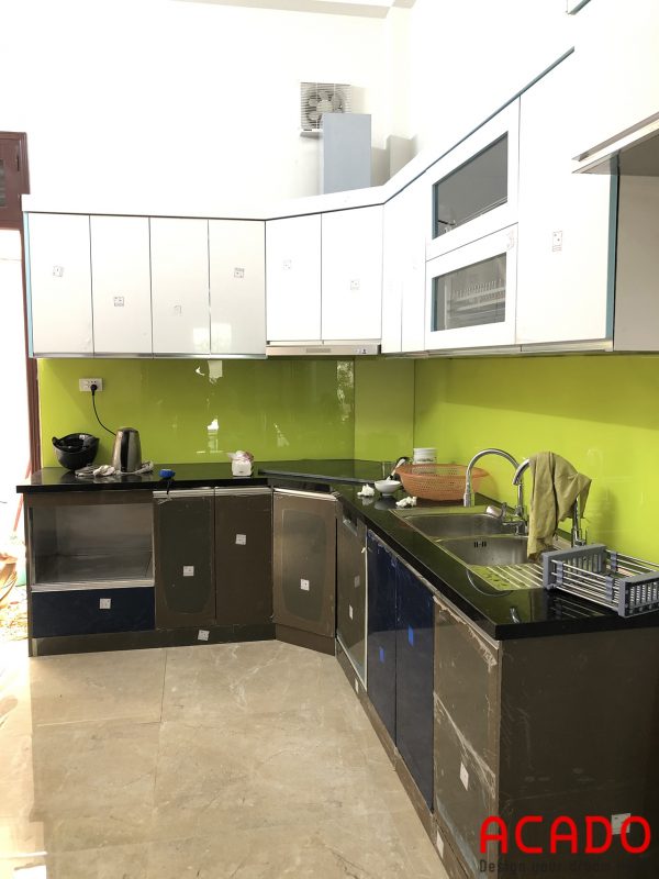 Tủ bếp chất liệu thùng inox cánh Acrylic bền đẹp, hiện đại . ACADO thi công tại Quan Nhân, gia đình chị Hằng