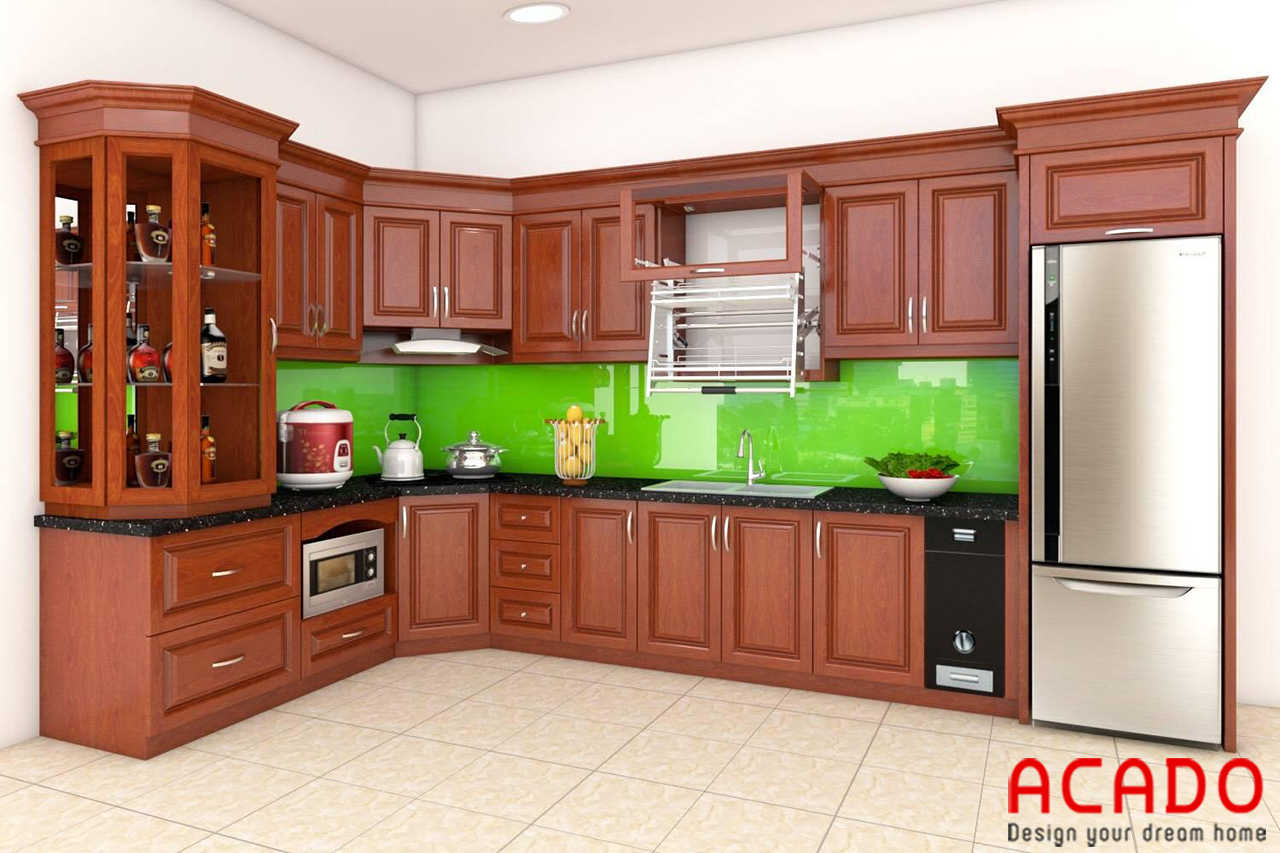 Kính bếp màu xanh lá cây kết hợp với màu gỗ xoan đào tạo nên một bộ tủ bếp tuyệt đẹp