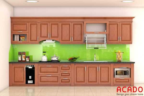 Tủ bếp gỗ xoan đào chữ I nhỏ gọn kính bếp màu xanh lá mang đến không gian bếp hiện đại