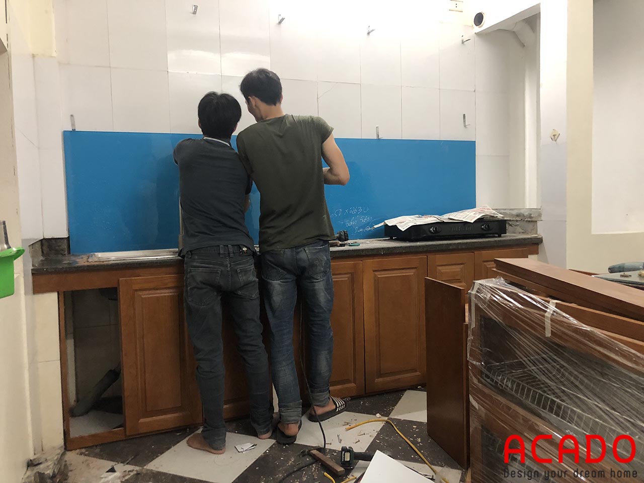 Thợ thi công bắt đầu lắp đặt tủ bếp cho khách hàng