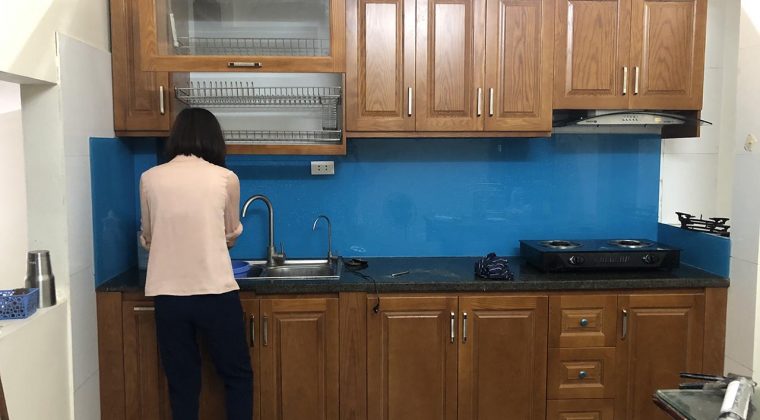 Tủ bếp gỗ sồi Nga được tẩm sấy kĩ càng cho bộ tủ có độ bền cao