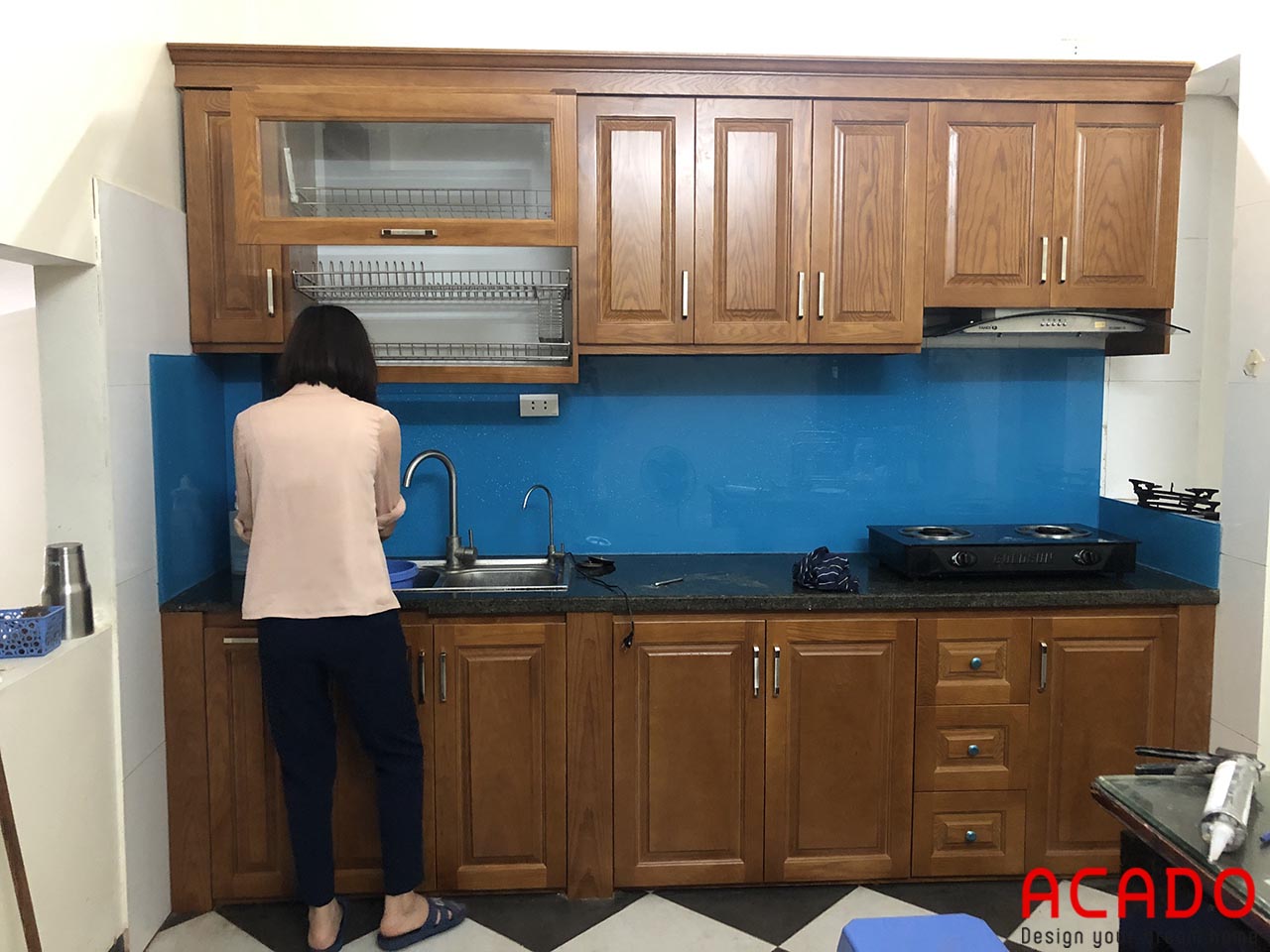 Tủ bếp kính màu xanh dương sang trọng tại ACADO