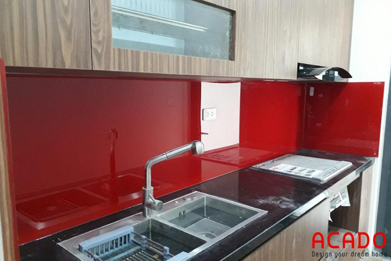 Tủ bếp gỗ công nghiệp màu vân gỗ kết hợp kính bếp màu đỏ tạo nên bộ tủ bếp hoàn hảo