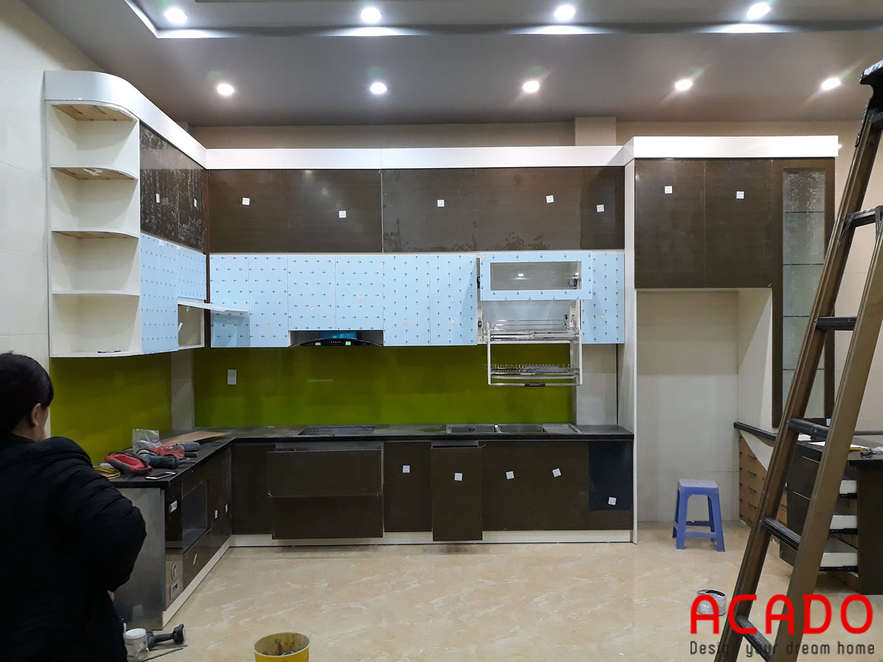 Tủ bếp gỗ công nghiệp Acrylic sát trần - công trình tủ bếp ACADO thi công tại Quang Trung - Hà Đông