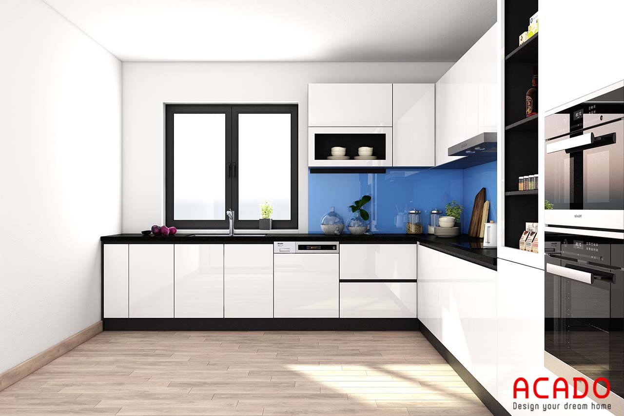 Mẫu tủ bếp trắng đen kết hợp tạo nên phong cách hiện đại, kính bếp màu xanh dương là điểm nhấn của căn bếp