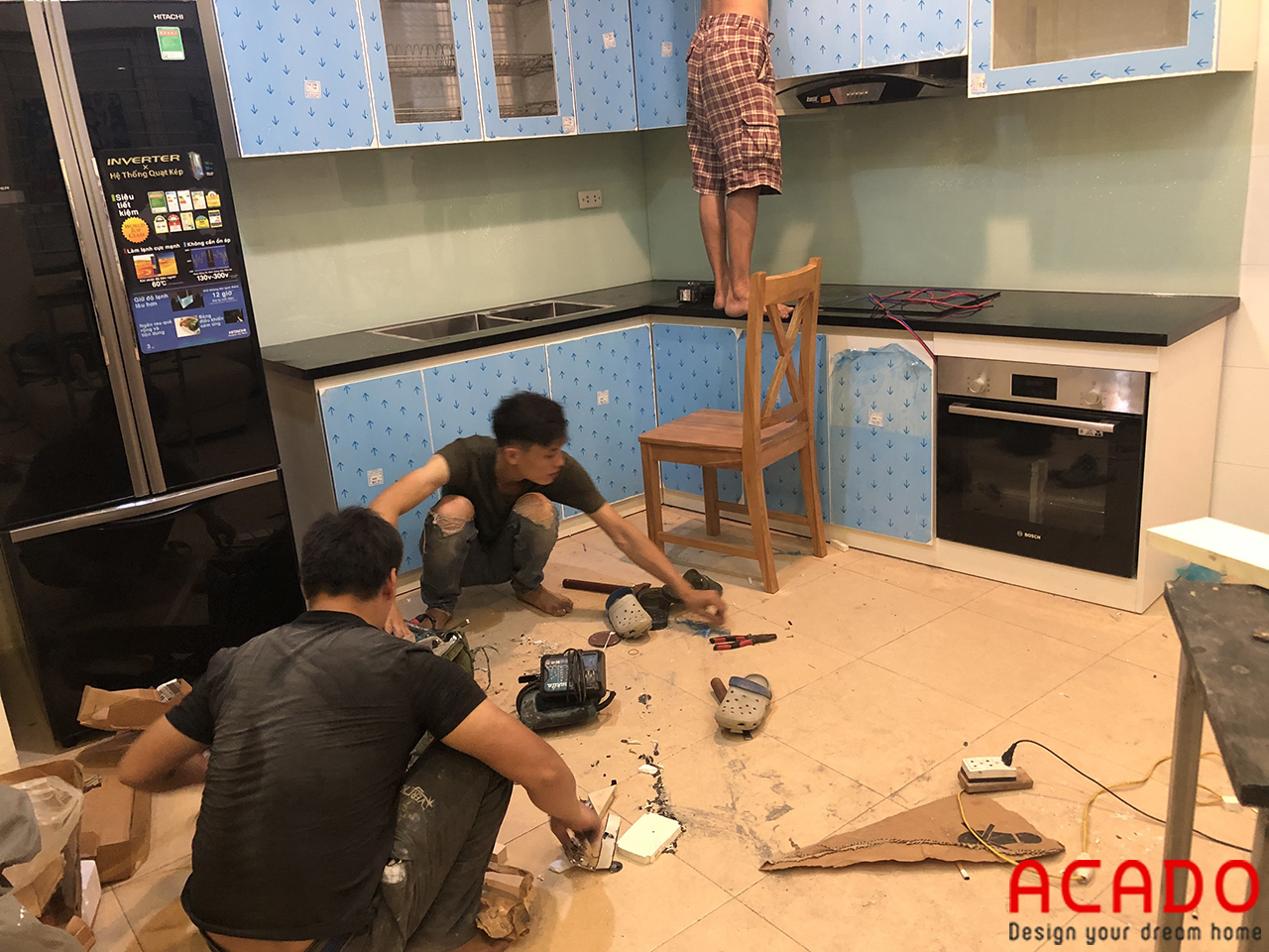 Thợ thi công ACADO tiến hành thi công lắp đặt tủ bếp cho gia đình chị thủy - Hoàng Mai- Hà Nội
