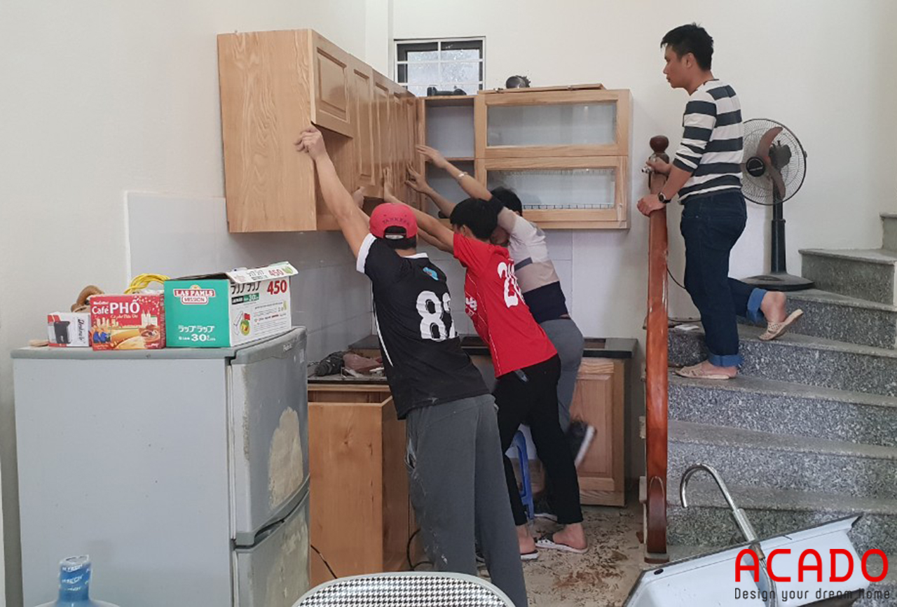 Thợ thi công ACADO đang tiến hành lắp đặt tủ bếp, làm tủ bếp tại Yên Nghĩa - Hà Đông
