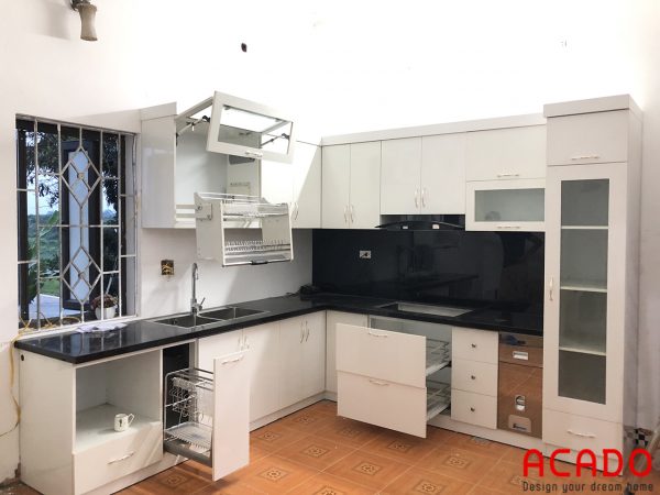 Tủ bếp Melamine màu trắng hiện đại và kính bếp màu đen làm điểm nhấn