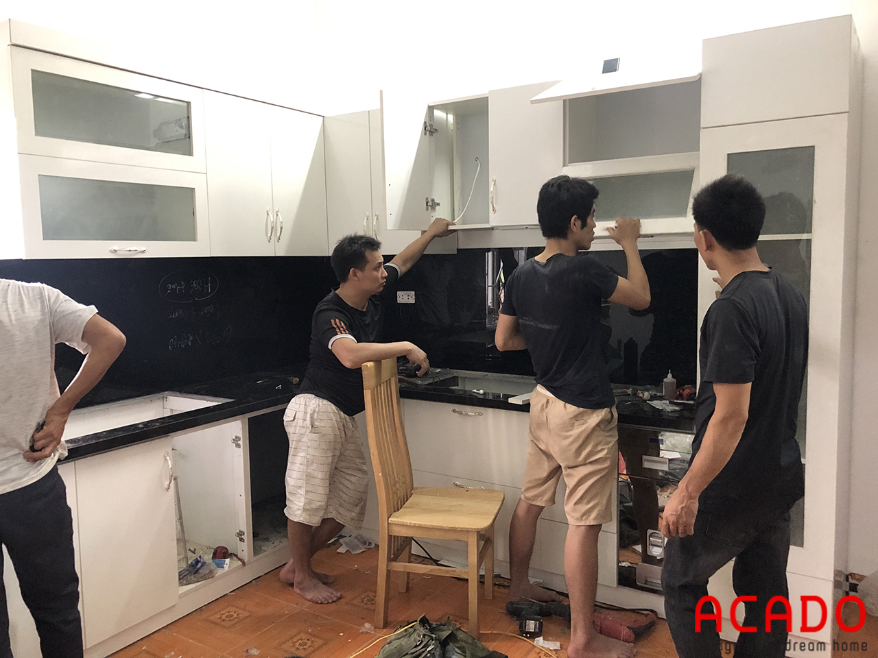 Sau khi thống nhất và chỉnh sửa bản vẽ theo mong muốn gia đình, ACADO đã bắt đầu tiến hành thi công tủ bếp