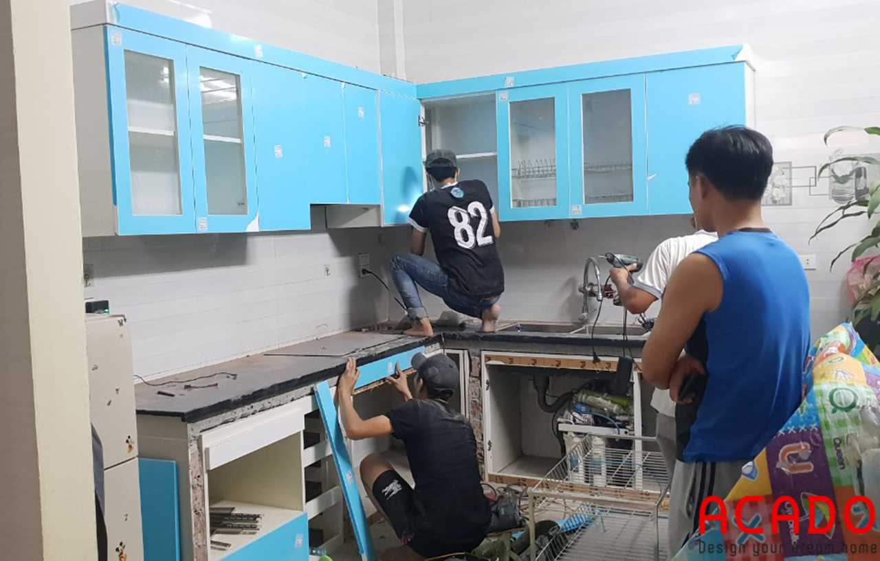 Thợ thi công đang bắt đầu thi công lắp đặt tủ bếp - Làm tủ bếp tại Kiến Hưng