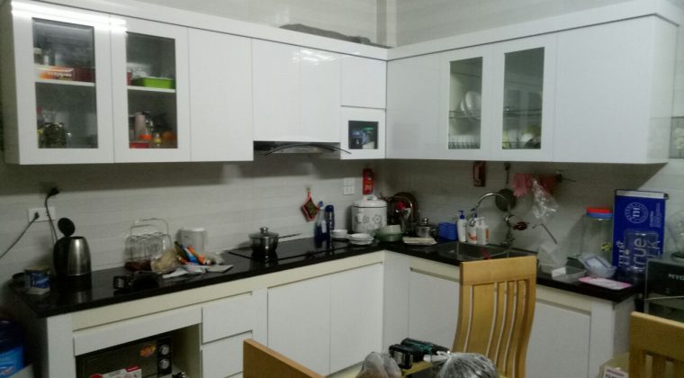 Tủ bếp đã bóc cánh hoàn thiện và gia đình anh Triệu đã bắt đầu sử dụng tủ bếp