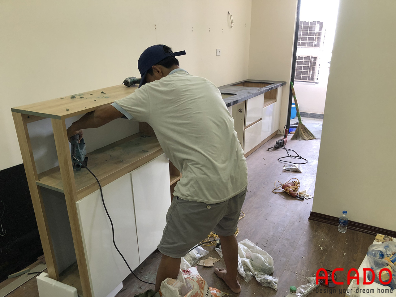 Thợ thi công ACADO đã bắt đầu tiến hành lắp đặt tủ bếp