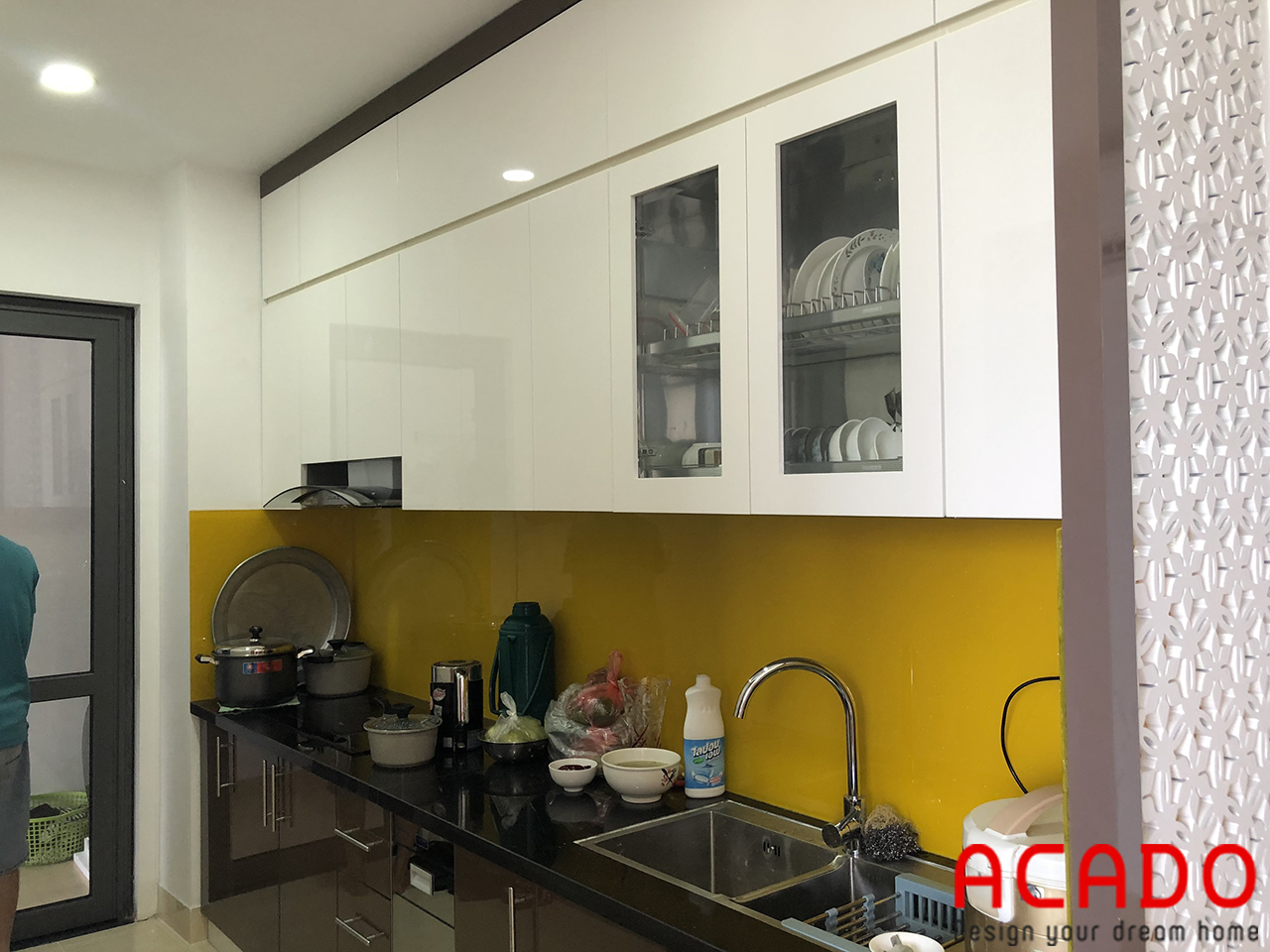 Tủ bếp Acrylic bóng gương hiện đại, sang trọng cho không gian bếp