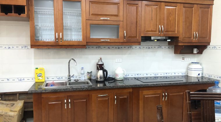 Tủ bếp gỗ sồi Nga phun sơn PU màu cánh gián - công trình ACADO thi công thực tế