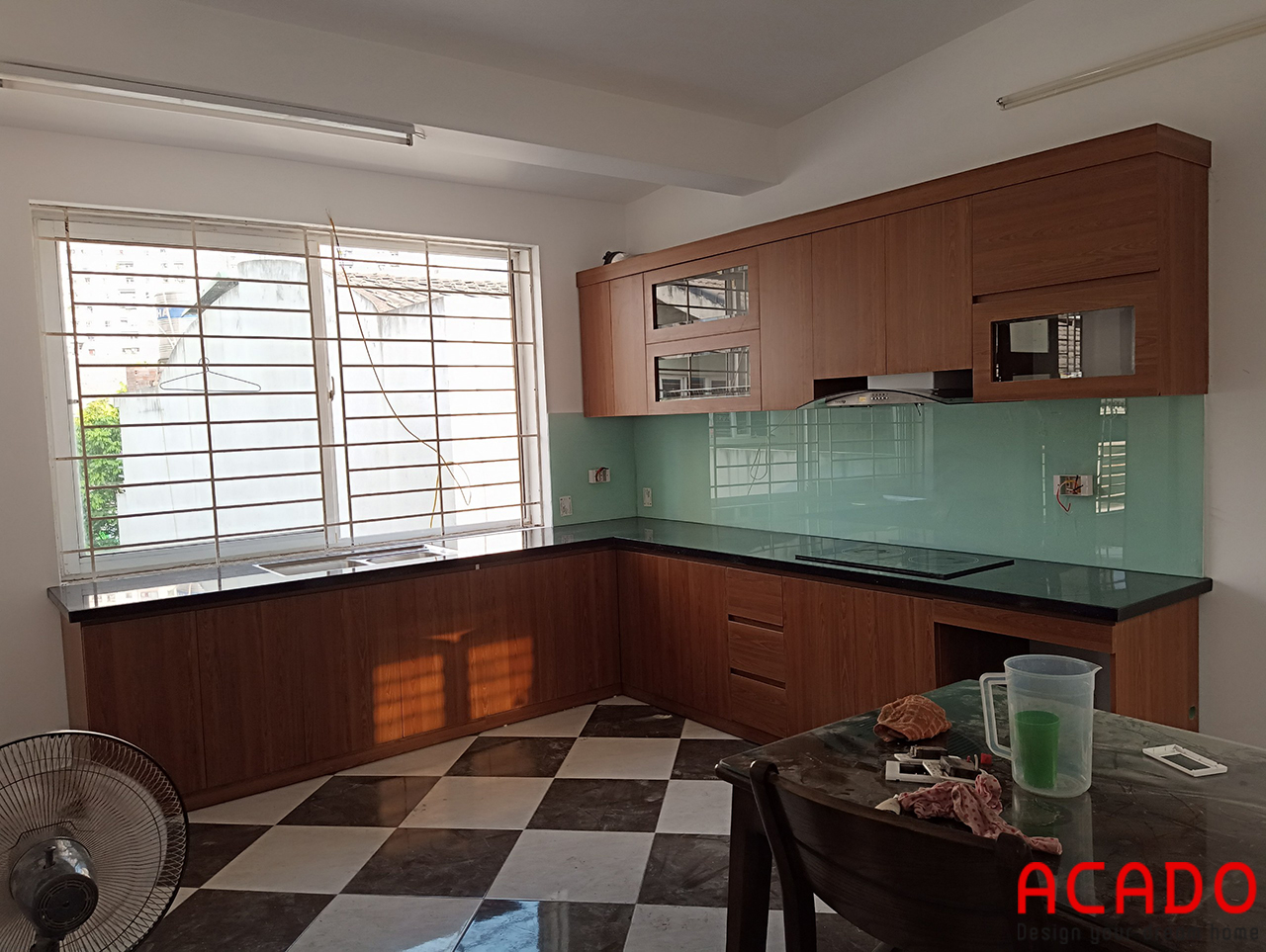 Hình ảnh tủ bếp gia đình cô Nguyên đã hoàn thiện - ACADO thiết kế và thi công