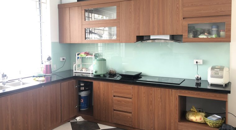 Bộ tủ bếp được làm hoàn toàn từ chất liệu gỗ công nghiệp Melamine cốt xanh chống ẩm