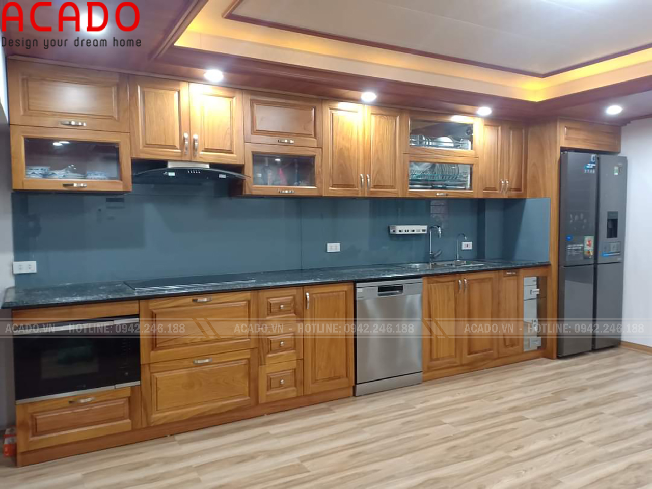 Tủ bếp gỗ sồi Nga màu kính bếp xanh nhạt làm sáng cả căn bếp