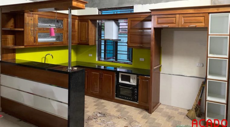 Tủ bếp gỗ sồi Nga kết hiwoj quầy bar sang trọng, đẳng cấp cho gia chủ