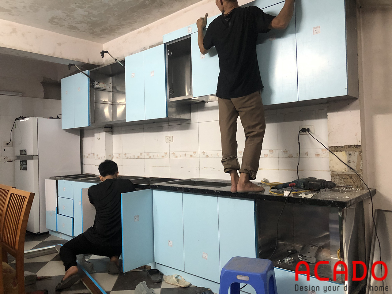 Thợ thi công ACADO đang tiến hành lắp đặt tủ bếp tại Kim Ngưu , gia đình chị Dung