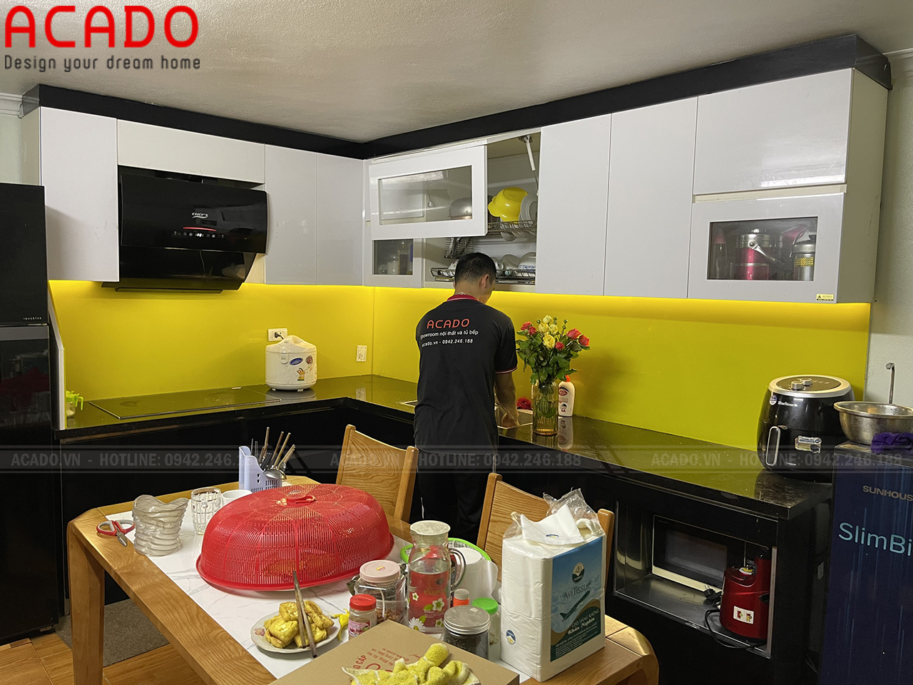 Tủ bếp Acrylic kết hợp kính bếp màu vàng sang trọng - Mẫu tủ bếp được ưa chuộng nhất hiện nay