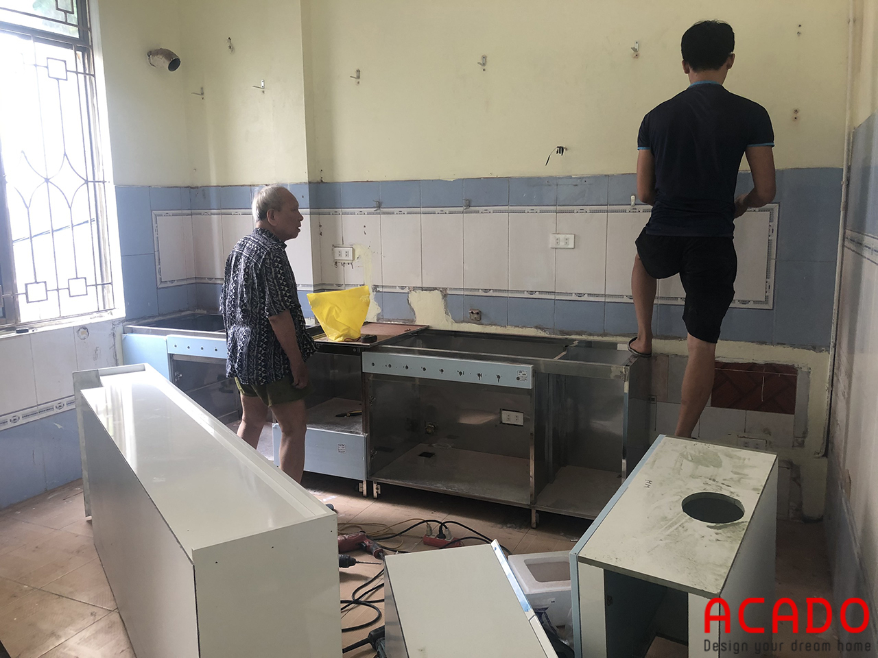 Thợ thi công ACADO bắt đầu tiến hành lắp đặt tủ bếp