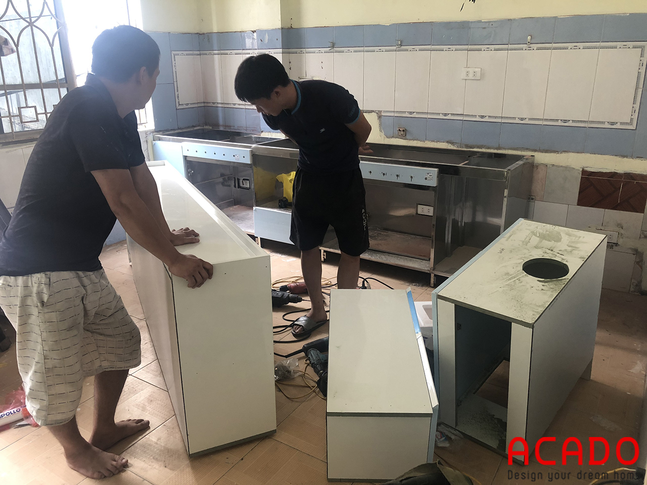 Thợ thi công ACADO đã bắt đầu vận chuyển đồ để tiến hành lắp đặt tủ bếp