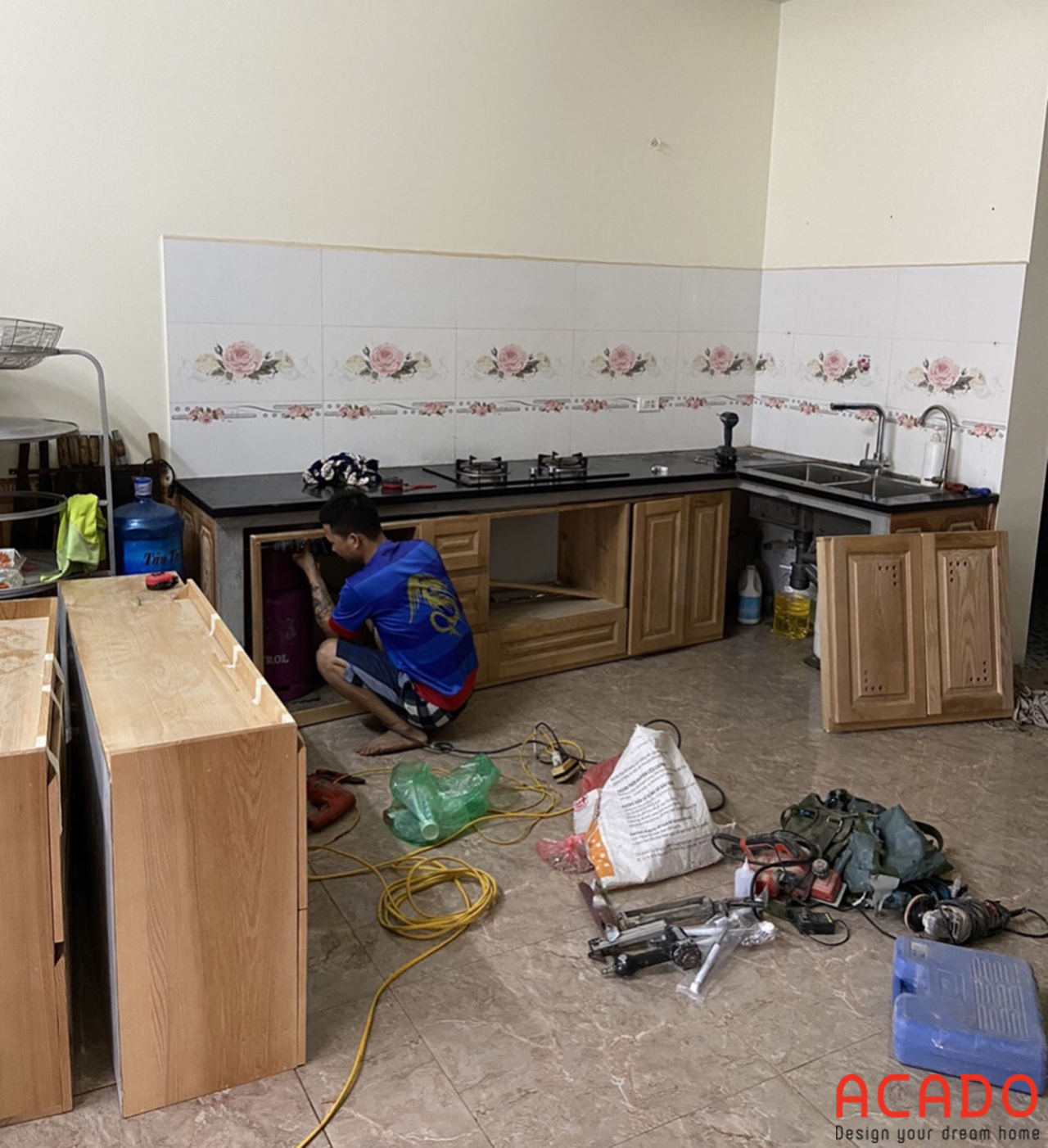 Hiện trạng căn bếp đã xây bệ bê tông và thợ ACADO đang tiến hành lắp đặt