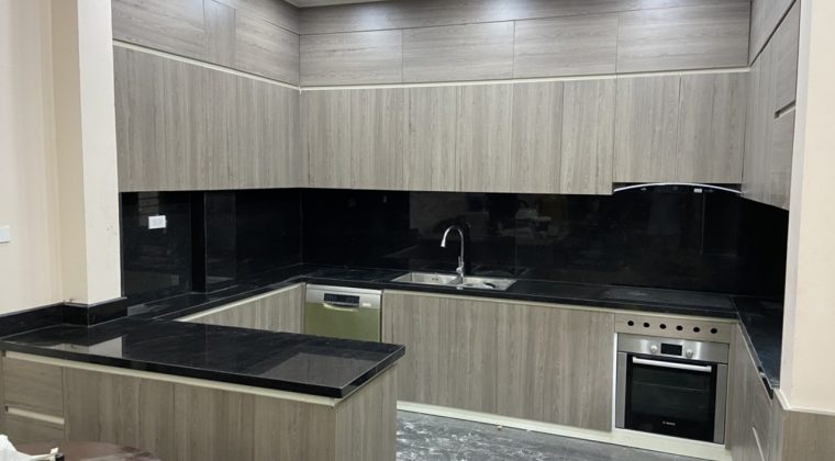 Tủ bếp chất liệu gỗ công nghiệp Laminate màu vân gỗ sang trọng