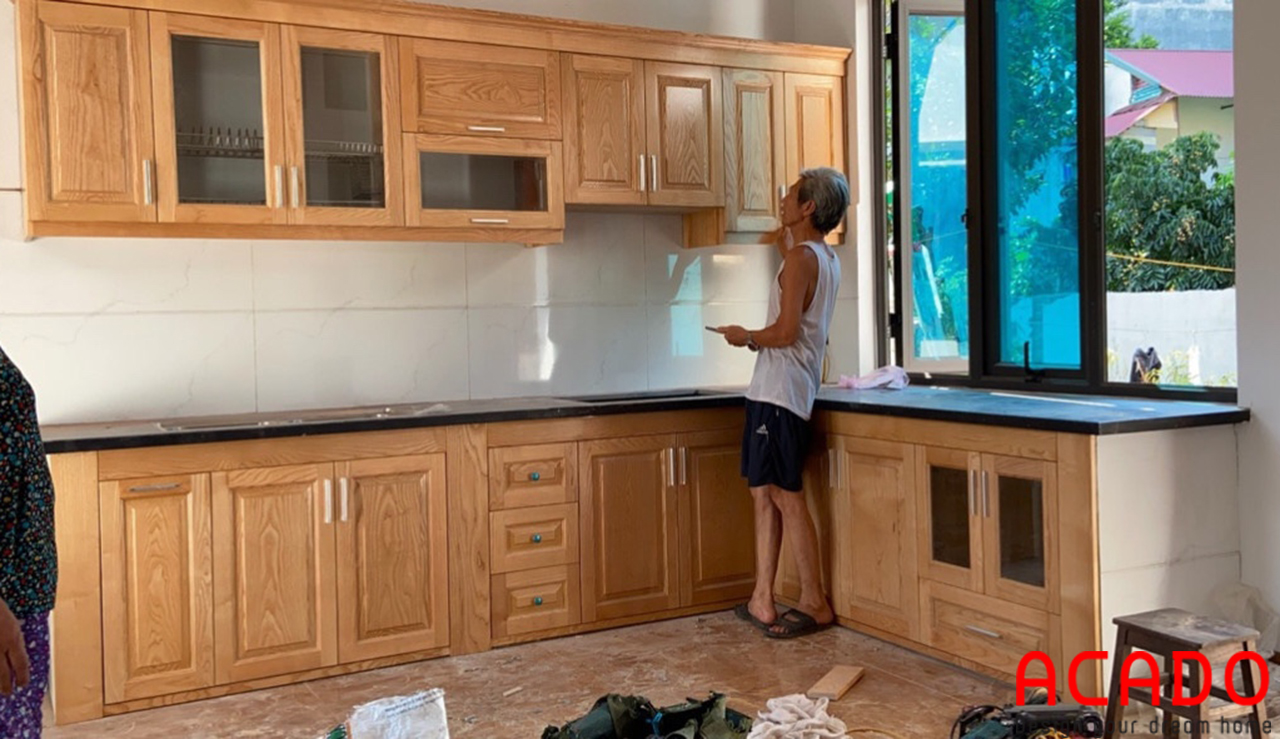 Tủ bếp chất liệu gỗ sồi Nga phun sơn PU giữ màu vân gỗ - nội thất ACADO
