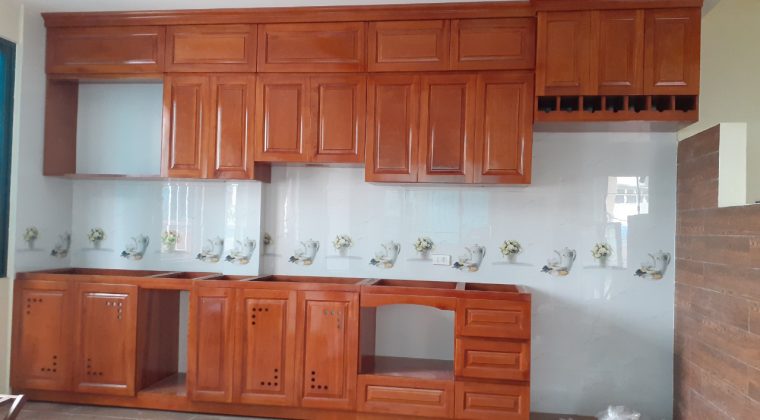 Tủ bếp xoan đào với phun sơn PU màu cánh gián ấm cúng cho căn bếp
