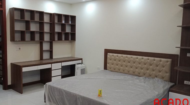 Phòng ngủ của gia chủ có thiết kế bàn làm việc, giường ngủ và tủ quần áo