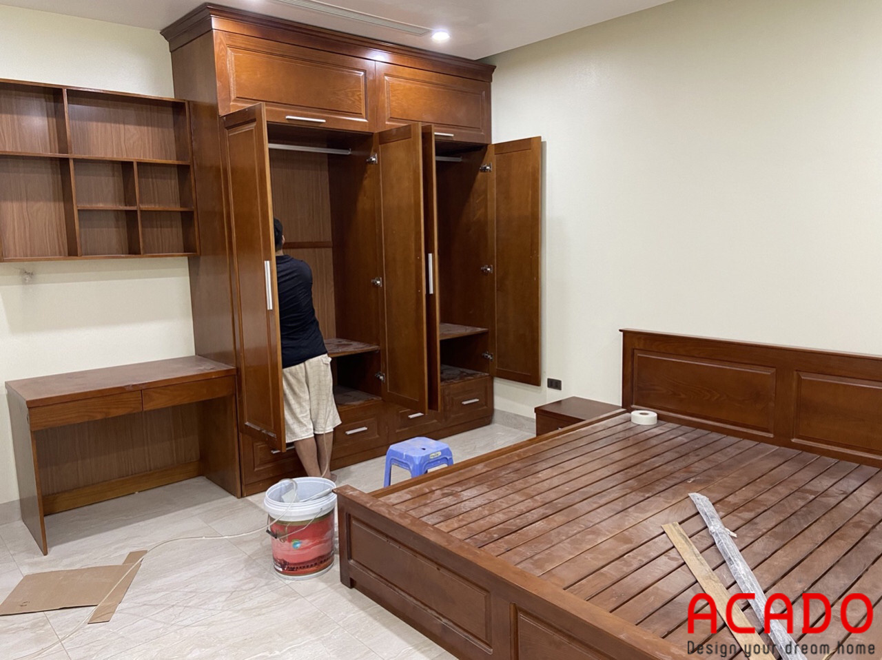 Nội thất phòng ngủ gồm tủ quần áo, giường ngủ và bàn làm việc bằng gỗ sồi đỏ Pachi gõ