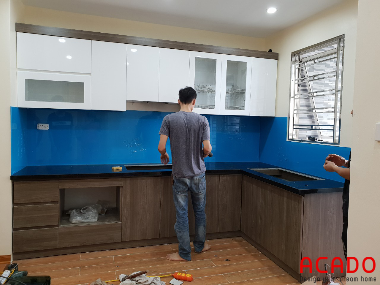 Kết hợp kính ốp bếp màu xanh lam cho tủ bếp thêm nổi bật - đóng tủ bếp tại Xala