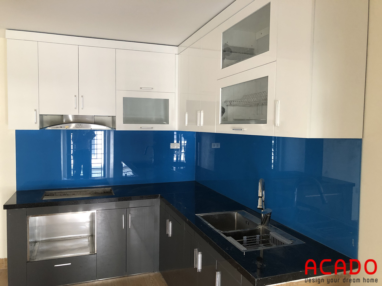 Tủ bếp sử dụng kính ốp bếp màu xanh lam sang trọng