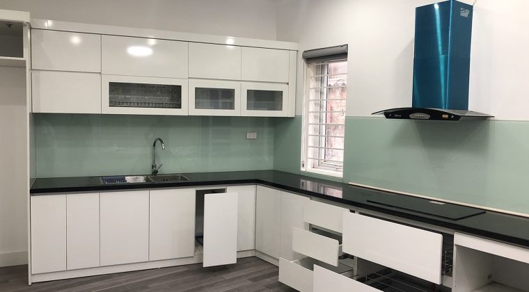 Tủ bếp Melamine màu trắng kết hợp kính bếp màu xanh trắng nhẹ nhàng