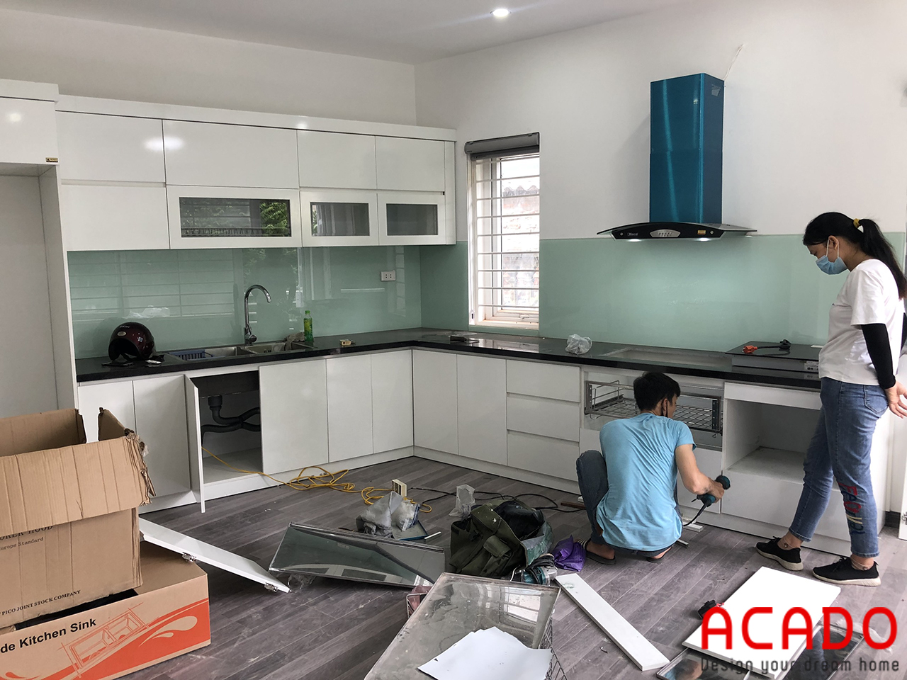 Thợ thi công ACADO đang lắp đặt tủ bếp cho gia chủ - làm tủ bếp tại Quang Trung